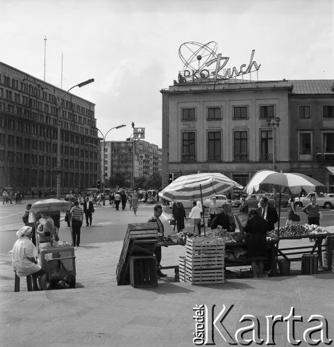 Sierpień 1968, Warszawa, Polska.
Stragany z warzywami i saturator przy zbiegu Alej Jerozolimskich i Nowego Światu. W tle budynek Klubu Międzynarodowej Prasy i Ksiażki (KMPiK).
Fot. Jarosław Tarań, zbiory Ośrodka KARTA