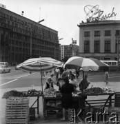 Sierpień 1968, Warszawa, Polska.
Stragany z warzywami i owocami przy zbiegu Alej Jerozolimskich i Nowego Światu, w tle budynek Kluby Międzynarodowej Prasy i Książki.
Fot. Jarosław Tarań, zbiory Ośrodka KARTA