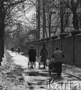 18.03.1968, Warszawa, Polska.
Ulica Nowgrodzka, kobiety z dziećmi na spacerze. Na pierwszym planie pracownik Miejskiego Przedsiębiorstwa Oczyszczania.
Fot. Jarosław Tarań, zbiory Ośrodka KARTA