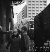 Luty 1968, Warszawa, Polska.
Ulica Bracka 25, wyładunek kołder z ciężarówki pod dawnym domem handlowym braci Jabłkowskich.
Fot. Jarosław Tarań, zbiory Ośrodka KARTA