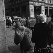 Luty 1968, Warszawa, Polska.
Kobieta sprzedająca bazie na Placu Konstytucji. 
Fot. Jarosław Tarań, zbiory Ośrodka KARTA