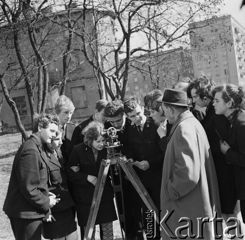 21.03.1968, Warszawa, Polska.
Nauka podstaw geodezji w plenerze, uczniowie oglądający teodolit.
Fot. Jarosław Tarań, zbiory Ośrodka KARTA