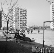 21.03.1968, Warszawa, Polska.
Uczniowie na boisku w czasie przerwy lekcyjnej.
Fot. Jarosław Tarań, zbiory Ośrodka KARTA