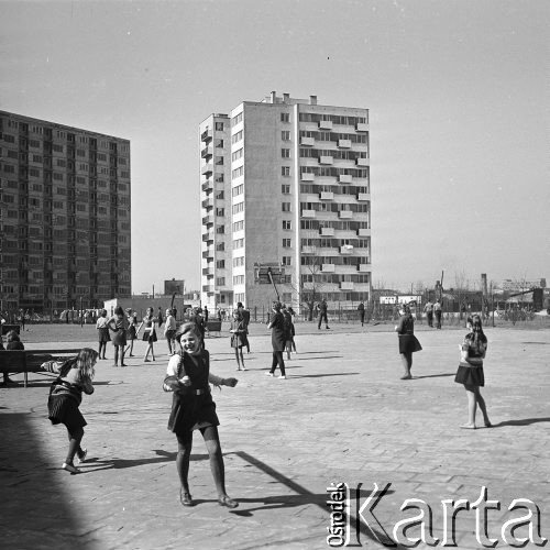 21.03.1968, Warszawa, Polska.
Uczniowie na boisku w czasie przerwy lekcyjnej.
Fot. Jarosław Tarań, zbiory Ośrodka KARTA