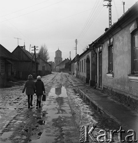 01.02.1968, Iłża, woj. Kielce, Polska.
Dzieci na ulicach Iłży. W tle baszta miejska, po prawej zabytkowa zabudowa mieszkalna.
Fot. Jarosław Tarań, zbiory Ośrodka KARTA