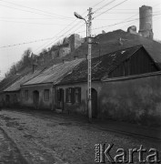 01.02.1968, Iłża, woj. Kielce, Polska.
Zabytkowa zabudowa mieszkalna przy uliczce wiodącej w stronę wzgórza zamkowego. Na wzgórzu baszta z XIV wieku.
Fot. Jarosław Tarań, zbiory Ośrodka KARTA