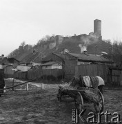 01.02.1968, Iłża, woj. Kielce, Polska.
Domy i zabudowania gospodarcze. Na wzgórzu zamkowym baszta z XIV w.
Fot. Jarosław Tarań, zbiory Ośrodka KARTA