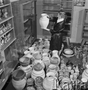 01.02.1968, Iłża, woj. Kielce, Polska.
Punkt skupu ceramiki w Cepelii. Pracownica Cepelii prezentuje duży dzban podczas inwentaryzacji.
Fot. Jarosław Tarań, zbiory Ośrodka KARTA