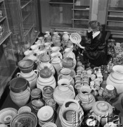 01.02.1968, Iłża, woj. Kielce, Polska.
Punkt skupu ceramiki w Cepelii, inwentaryzacja zbiorów.
Fot. Jarosław Tarań, zbiory Ośrodka KARTA