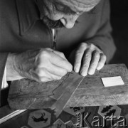 15.02.1968, Polska.
Artysta plastyk Leon Kuźmiński (95 lat) przy pracy. 
Fot. Jarosław Tarań, zbiory Ośrodka KARTA