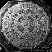 15.02.1968, Polska.
Praca Leona Kuźmińskiego (95lat) przedstawiająca herby miast polskich, wykonana techniką intarsji.
Fot. Jarosław Tarań, zbiory Ośrodka KARTA