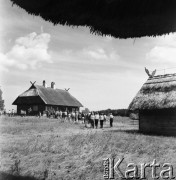 04.08.1968, Olsztynek, woj. Olsztyn, Polska.
Skansen w Olsztynku. Wycieczka przed chatą rybaka w skansenie.
Fot. Jarosław Tarań, zbiory Ośrodka KARTA