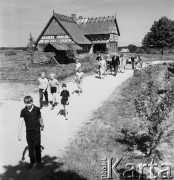 04.08.1968, Olsztynek, woj. Olsztyn, Polska.
Skansen w Olsztynku. Wycieczka szkolna podczas zwiedzania.
Fot. Jarosław Tarań, zbiory Ośrodka KARTA