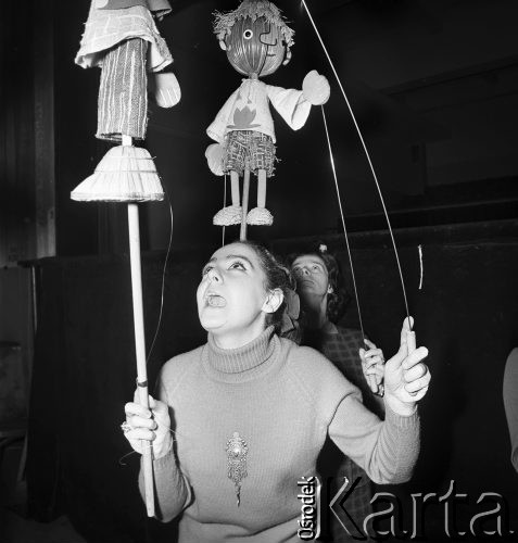 1968, Warszawa, Polska.
Aktorzy Teatru Lalek Guliwer podczas próby z kukiełkami. 
Fot. Jarosław Tarań, zbiory Ośrodka KARTA