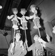 1968, Warszawa, Polska.
Teatr Lalek Guliwer, trójka aktorów w trakcie próby przedstawienia  kukiełkowego.
Fot. Jarosław Tarań, zbiory Ośrodka KARTA
