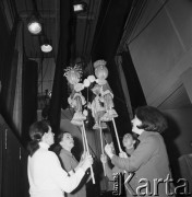 1968, Warszawa, Polska.
Aktorki Teatru Lalek Guliwer podczas próby sceny zbiorowej do przedstawienia kukiełkowego.
Fot. Jarosław Tarań, zbiory Ośrodka KARTA