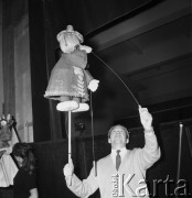 1968, Warszawa, Polska.
AktorTeatru Lalek Guliwer podczas ćwiczeń z kukiełką do przedstawienia.
Fot. Jarosław Tarań, zbiory Ośrodka KARTA