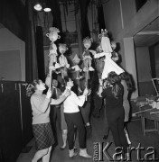 1968, Warszawa, Polska.
Aktorzy Teatru Lalek Guliwer podczas próby przedstawienia kukiełkowego.
Fot. Jarosław Tarań, zbiory Ośrodka KARTA