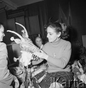 1968, Warszawa, Polska.
AktorzyTeatru Lalek Guliwer  podczas odpoczynku między próbami przedstawienia.
Fot. Jarosław Tarań, zbiory Ośrodka KARTA