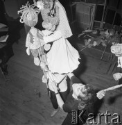1968, Warszawa, Polska.
AktorzyTeatru Lalek Guliwer podczas próby przedstawienia kukiełkowego.
Fot. Jarosław Tarań, zbiory Ośrodka KARTA
