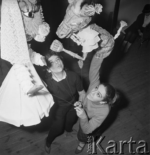 1968, Warszawa, Polska.
Aktorki Teatru Lalek Guliwer podczas próby przedstawienia kukiełkowego.
Fot. Jarosław Tarań, zbiory Ośrodka KARTA