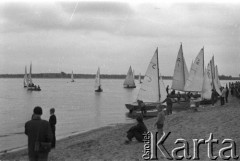 13.06.1963, Warszawa, Polska.
Żeglarze na Zalewie Zegrzyńskim.
Fot. Jarosław Tarań, zbiory Ośrodka KARTA [63-49]

