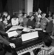 1968, Warszawa, Polska.
Aktorzy Teatru Lalek Guliwer podczas próby wokalnej przy fortepianie.
Fot. Jarosław Tarań, zbiory Ośrodka KARTA