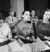 1968, Warszawa, Polska.
Aktorzy Teatru Lalek Guliwer podczas próby wokalnej.
Fot. Jarosław Tarań, zbiory Ośrodka KARTA