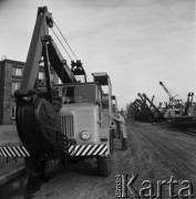 1968, Warszawa, Polska.
Transport koparek z  Warszawskich Zakładów Budowy Urządzeń Przemysłowych im. L. Waryńskiego na Woli.
Fot. Jarosław Tarań, zbiory Ośrodka KARTA