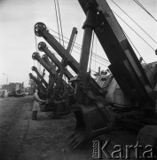 1968, Warszawa - Wola, Polska.
Warszawskie Zakłady Budowy Urządzeń Przemysłowych im. Ludwika Waryńskiego. Koparki zaparkowane w bazie zakładowej. 
Fot. Jarosław Tarań, zbiory Ośrodka KARTA