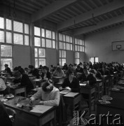 1968, Warszawa, Polska.
Matura pisemna w Liceum im. Adama Mickiewicza na Saskiej Kępie.
Fot. Jarosław Tarań, zbiory Ośrodka KARTA