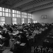 1968, Warszawa, Polska.
Matura pisemna w Liceum im. Adama Mickiewicza na Saskiej Kępie. 
Fot. Jarosław Tarań, zbiory Ośrodka KARTA