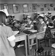 10.05.1968, Warszawa, Polska.
Uczennice klasy maturalnej w Liceum Pielęgniarsko-Medycznym na Kole.
Fot. Jarosław Tarań, zbiory Ośrodka KARTA