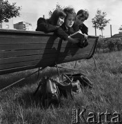 1968, Warszawa, Polska.
Uczennice Technikum Kolejowego podczas nauki na dworze. 
Fot. Jarosław Tarań, zbiory Ośrodka KARTA