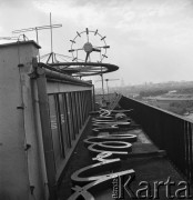 1968, Warszawa, Polska.
Rondo Waszyngtona, montaż zegara i neonu na dachu wieżowca, w tle panorama miasta.
Fot. Jarosław Tarań, zbiory Ośrodka KARTA