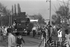 21.04.1963, Warszawa, Polska.
Pochód młodzieży na Bielanach w pierwszy dzień wiosny.
Fot. Jarosław Tarań, zbiory Ośrodka KARTA [63-35]

