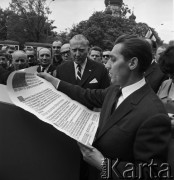 09.05.1968, Warszawa, Polska.
Uroczystość zawieszenia zegara z kurantem na budynku Liceum im. Władysława IV na Pradze Północ, przedstawiciel cechu zegarmistrzów odczytuje akt przekazania zegara.
Fot. Jarosław Tarań, zbiory Ośrodka KARTA