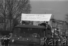 21.04.1963, Warszawa, Polska.
Pochód młodzieży na Bielanach w pierwszy dzień wiosny.
Fot. Jarosław Tarań, zbiory Ośrodka KARTA [63-35]

