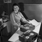16.09.1968, Warszawa, Polska.
Pracownica Zakładów Radiowych im. Marcina Kasprzaka z magnetofonami szpulowymi ZK 120.
Fot. Jarosław Tarań, zbiory Ośrodka KARTA