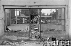 Czerwiec 1963, Warszawa, Polska.
Warszawiacy wśród ruin.
Fot. Jarosław Tarań, zbiory Ośrodka KARTA [63-33]

