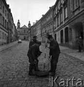 16.09.1968, Warszawa, Polska.
Ulica Mostowa, pracownicy Miejskiego Przedsiębiorstwa Wodociągów i Kanalizacji przy włazie do kanału, w tle kościół św. Ducha.
Fot. Jarosław Tarań, zbiory Ośrodka KARTA