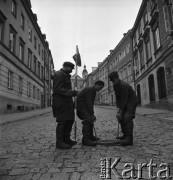 16.09.1968, Warszawa, Polska.
Ulica Mostowa, pracownicy Miejskiego Przedsiębiorstwa Wodociągów i Kanalizacji przy włazie do kanału, w tle kościół św. Ducha.
Fot. Jarosław Tarań, zbiory Ośrodka KARTA
