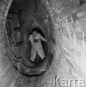 16.09.1968, Warszawa, Polska.
Pracownicy Miejskiego Przedsiębiorstwa Wodociągów i Kanalizacji podczas pracy w kanałach.
Fot. Jarosław Tarań, zbiory Ośrodka KARTA