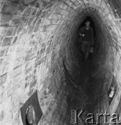 16.09.1968, Warszawa, Polska.
Pracownicy Miejskiego Przedsiębiorstwa Wodociągów i Kanalizacji podczas pracy w kanałach.
Fot. Jarosław Tarań, zbiory Ośrodka KARTA