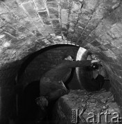 16.09.1968, Warszawa, Polska.
Pracownicy Miejskiego Przedsiębiorstwa Wodociągów i Kanalizacji podczas pracy w kanałach.
Fot. Jarosław Tarań, zbiory Ośrodka KARTA