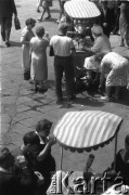 Czerwiec 1963, Warszawa, Polska.
Warszawiacy przy ulicznych saturatorach.
Fot. Jarosław Tarań, zbiory Ośrodka KARTA [63-33]