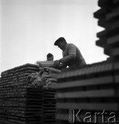 07.11.1968, Hajnówka, woj. Białystok Polska.
Pracownicy Zakładów Przemysłu Drzewnego.
Fot. Jarosław Tarań, zbiory Ośrodka KARTA
