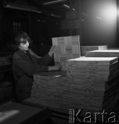07.11.1968, Hajnówka, woj. Białystok, Polska.
Pracownica Zakładów Przemysłu Drzewnego demonstrująca panele podłogowe.
Fot. Jarosław Tarań, zbiory Ośrodka KARTA
