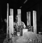 07.11.1968, Hajnówka, woj. Białystok,  Polska.
Pracownicy Zakładów Przemysłu Drzewnego w hali produkcyjnej.
Fot. Jarosław Tarań, zbiory Ośrodka KARTA
