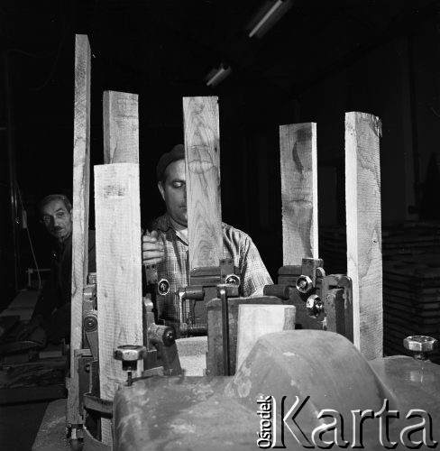 07.11.1968, Hajnówka, woj. Białystok,  Polska.
Pracownicy Zakładów Przemysłu Drzewnego w hali produkcyjnej.
Fot. Jarosław Tarań, zbiory Ośrodka KARTA
